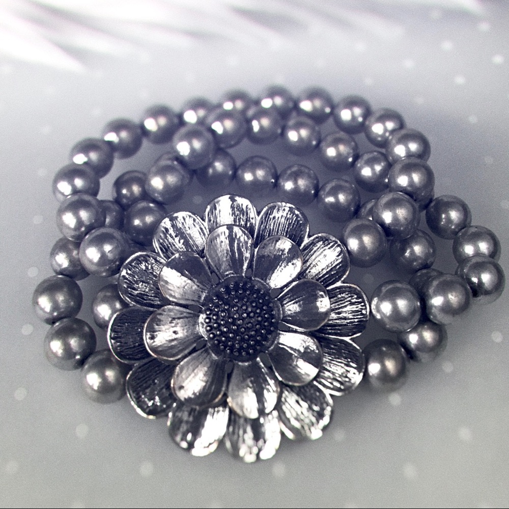 ⭐️3/$15 Stretch Flower Bracelet